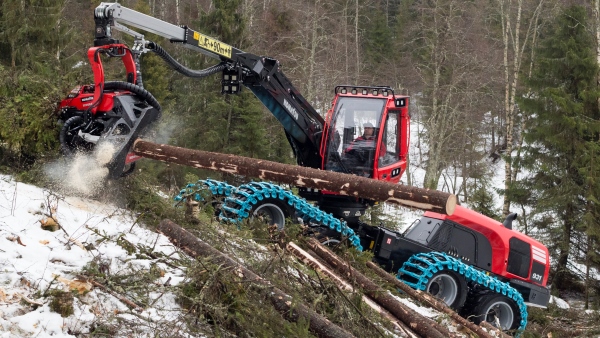 Komatsu 931XC harvester with eight wheels